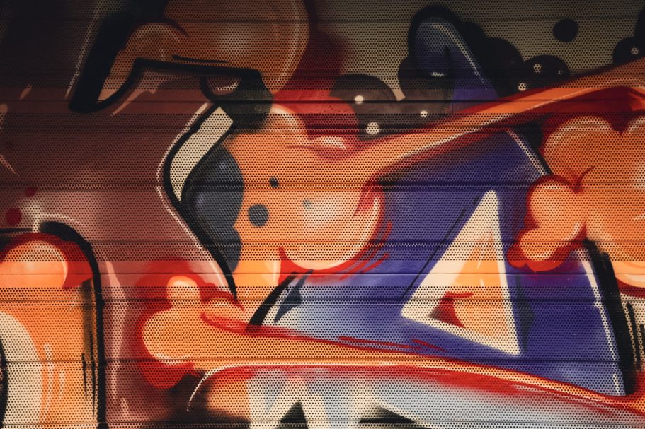 Graffiti mit bunten Farben, das den Buchstaben "A" hervorhebt.